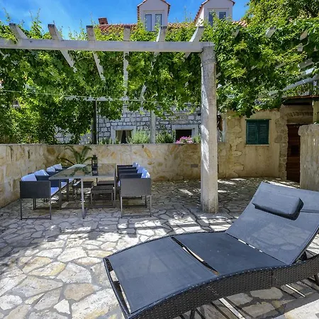 Old House دوبروفينك