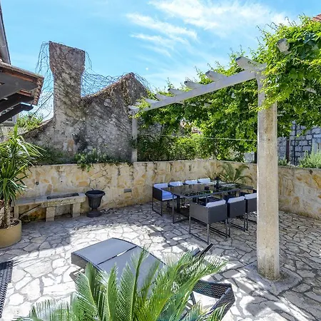 بيت للعطل Old House